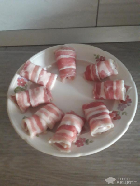 Рецепт: Запеченые беконовые рулеты - с сыром и черносливом! Рецепт: Запеченые беконовые рулеты - с сыром и черносливом!