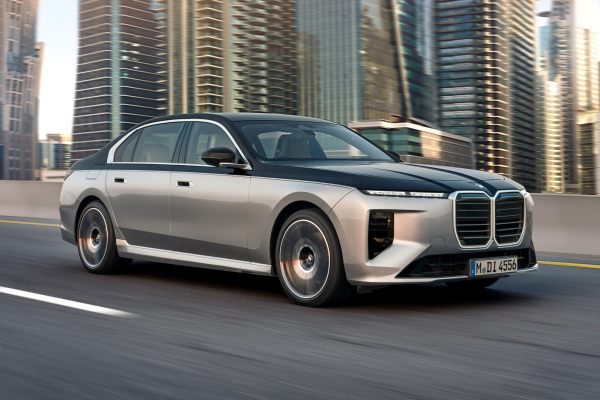 Обновленная «семерка» BMW сохранила спорную внешность, но получила новый салон Обновленная «семерка» BMW сохранила спорную внешность, но получила новый салон