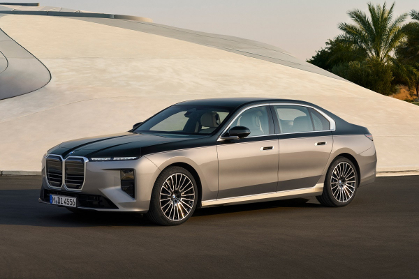 Обновленная «семерка» BMW сохранила спорную внешность, но получила новый салон Обновленная «семерка» BMW сохранила спорную внешность, но получила новый салон