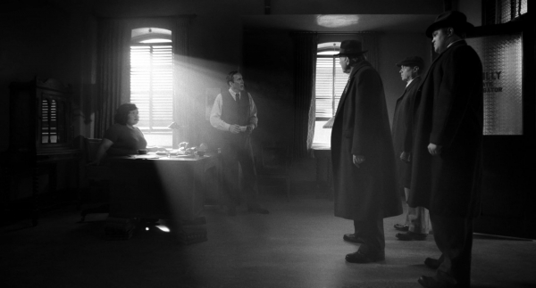 Обзор сериала «Паук-нуар». Заходят как-то пьяница, Николас Кейдж и человек-паук в бар...
Обзор сериала «Паук-нуар». Заходят как-то пьяница, Николас Кейдж и человек-паук в бар...