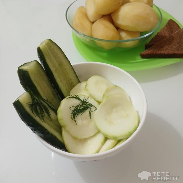 Рецепт: Малосольные огурчики с кабачками в горячем маринаде - Быстрый способ засолки малосольных огурцов горячим маринадом. С молодыми кабачками и чесноком. Рецепт: Малосольные огурчики с кабачками в горячем маринаде - Быстрый способ засолки малосольных огурцов горячим маринадом. С молодыми кабачками и чесноком.